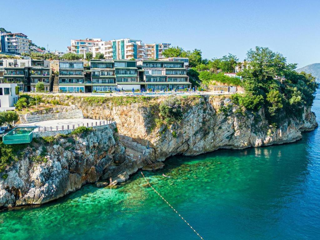 Aquamarine 1, Apartment